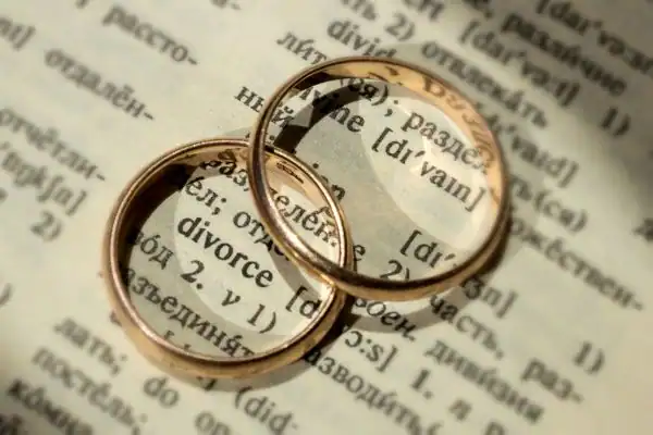 Image of rings removed before divorce mediation Camden